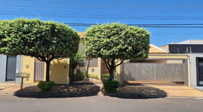 Casa em Bauru,  Jardim Estoril, Rua Floriano Peixoto, 18-134 (lt. 10 Da Qd. 3).  Jardim Estoril, SP. Área: 275m2