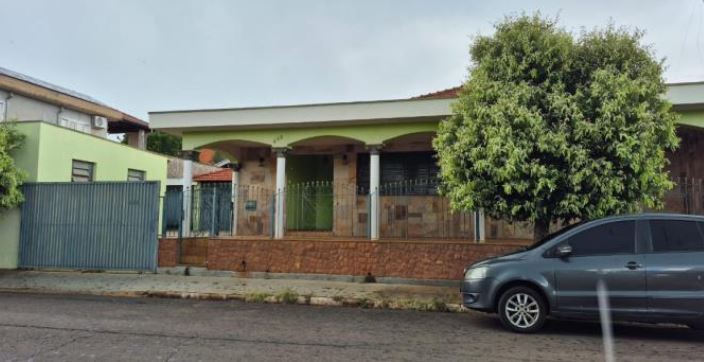 Casa em Santa Ernestina, Centro, Rua João Batista Caporici, 450, Centro, SP. Área: 294.9m2