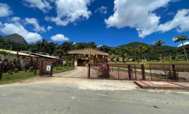 Terreno em Teresópolis, Fazenda Alpina, Estrada Santa Rita, (internamente Rua \"e\"), Unidade 23 Da Qd. Iv, Fazenda Alpina, RJ. Área: nullm2