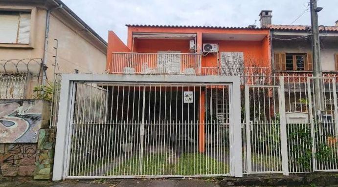 Casa em Porto Alegre, Teresópolis, Avenida Clemenciano Barnasque, 525, Teresópolis, RS. Área: 114.1m2