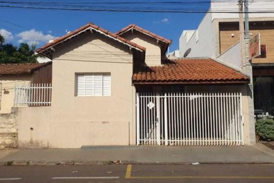 Casa em Santa Adélia, Centro, Avenida Xv De Novembro, 37, Centro, SP. Área: 89.6m2