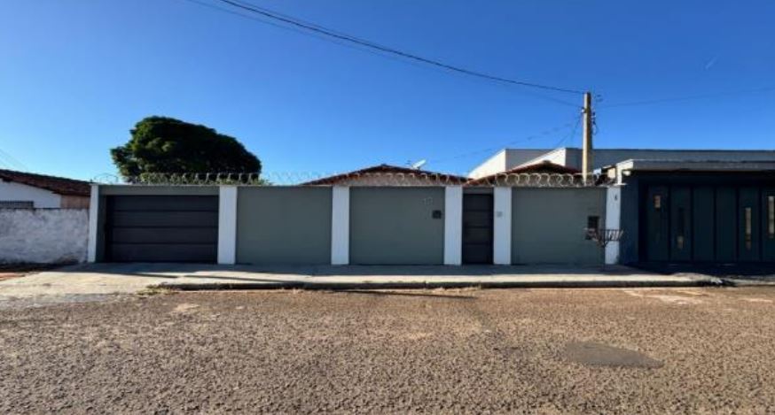 Casa em Ituiutaba, Universitário, Rua Antônio Altef , 77 Lt 16 da Qd 09 - Universitário, MG. Área: 207.7m2