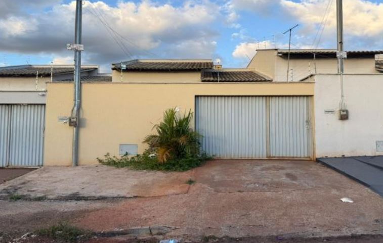 Casa em Trindade, Jd Decolores, Rua 18 , Casa n°2 Lt 18 da Qd 18 - Jd Decolores, GO. Área: 82m2