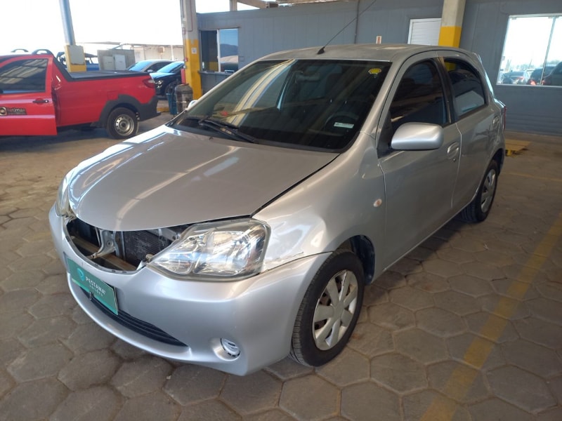 Toyota - Etios HB XS - 2013  /  2013