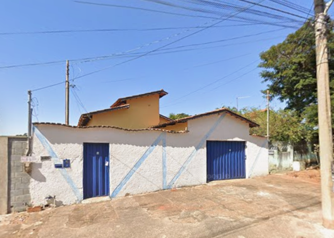 Casa em Goiânia, Maria Dilce, Avenida Hermínio Perné Filho (consta No Ri Avenida Henrique Fontes) Lote 03 Da Quadra 24 S/n Maria Dilce, GO. Área: 179m2
