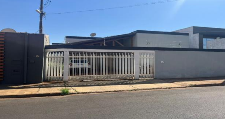 Casa em Araraquara, Jardim Das Roseiras, Avenida José Zilioli (lt. 09, Qd. 17) 814 Jardim Das Roseiras, SP. Área: 20741m2