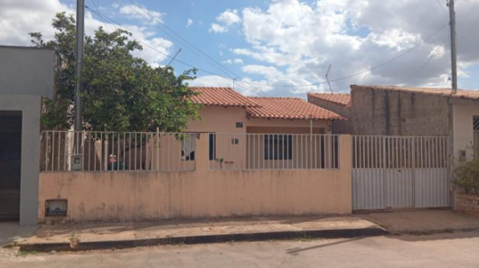 Casa em Águas Lindas de Goiás, Jardim América Iv, Rua 07 (lote 39 Da Quadra 33) S/n Jardim América Iv, GO. Área: 74m2